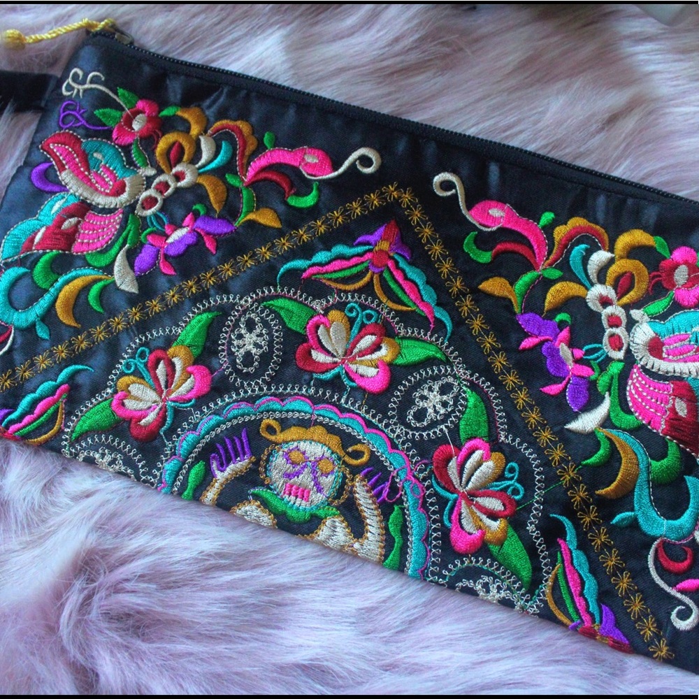 Gorgeous Flower Embroidered Clutch - Picture 2 of 6